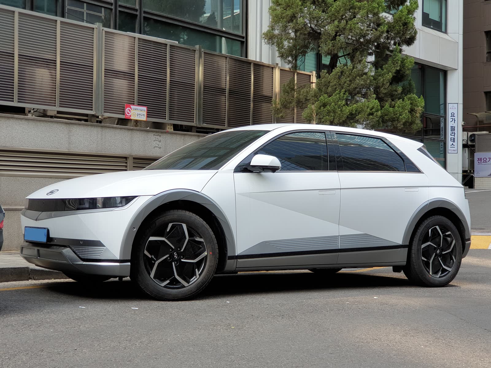 2023 현대 아이오닉 5 NE (Atlas White Matte)